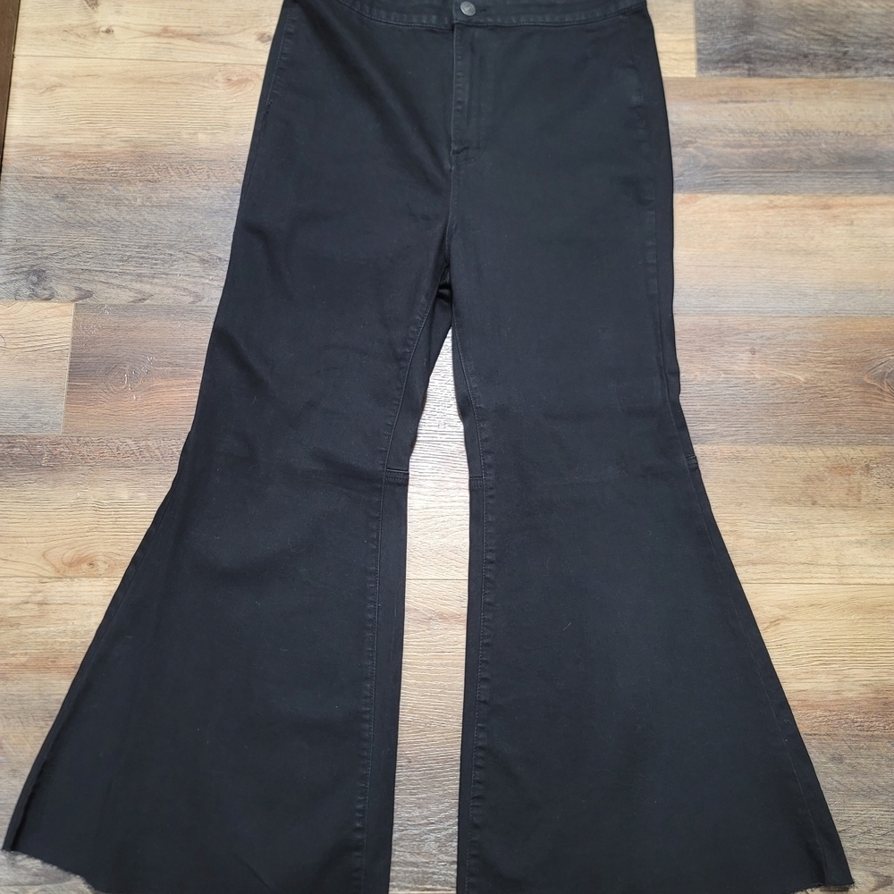 We The Free Black Crop Flare Jeans 32 EUC - Picture 3 of 11
